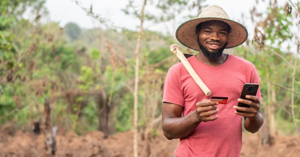 Un immigrant du Nigeria aide d'autres personnes vivant au Canada