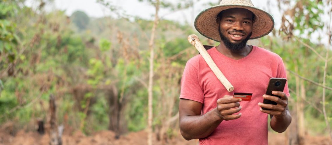 Un immigrant du Nigeria aide d'autres personnes vivant au Canada